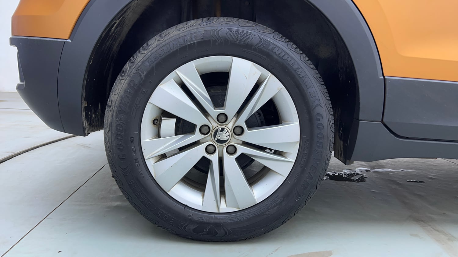 Used 2021 Skoda Kushaq Ambition 1.0L TSI AT Petrol Automatic tyres RIGHT REAR TYRE RIM VIEW