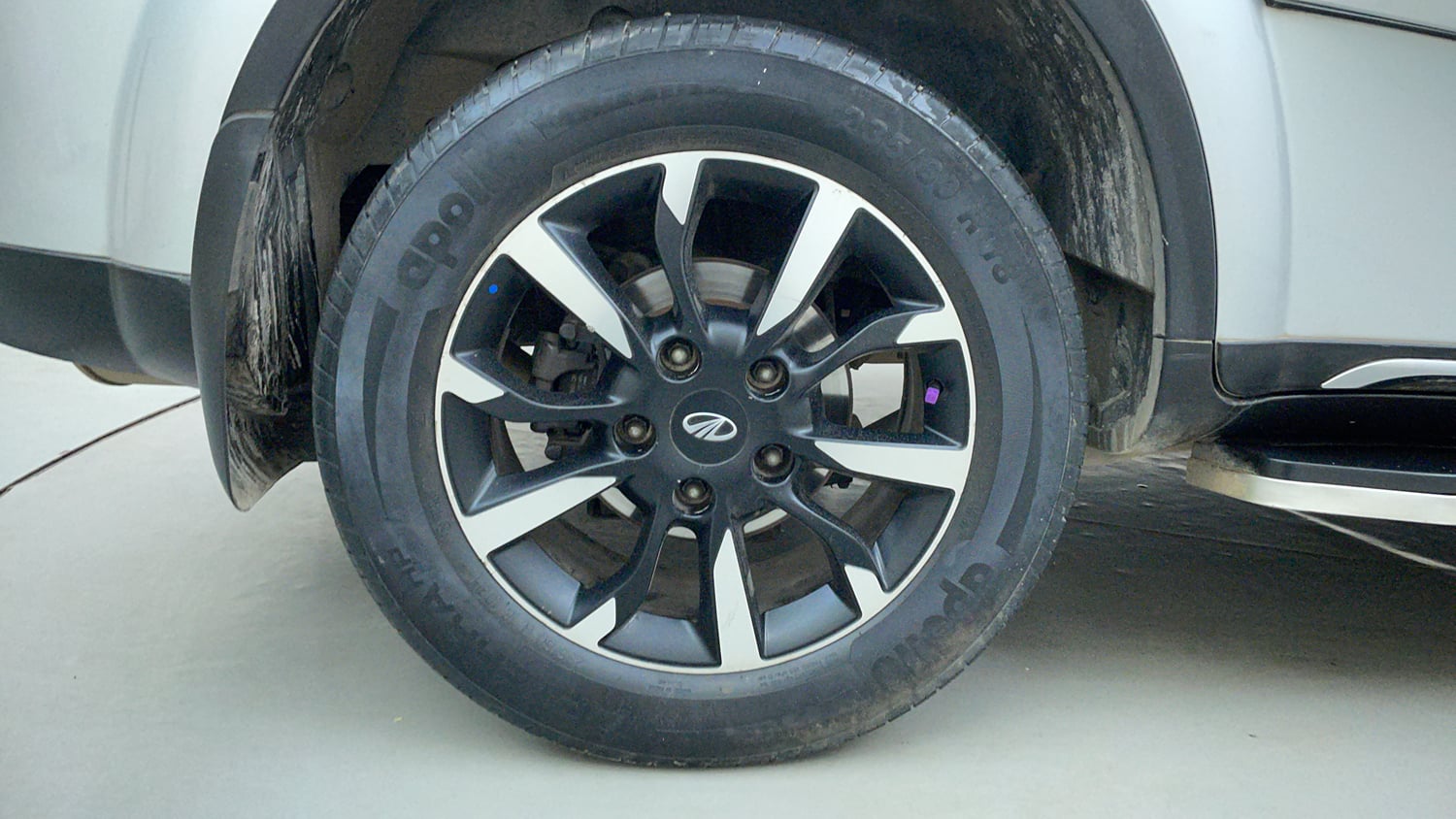 Used 2018 Mahindra XUV500 W11 AT Diesel Automatic tyres RIGHT REAR TYRE RIM VIEW