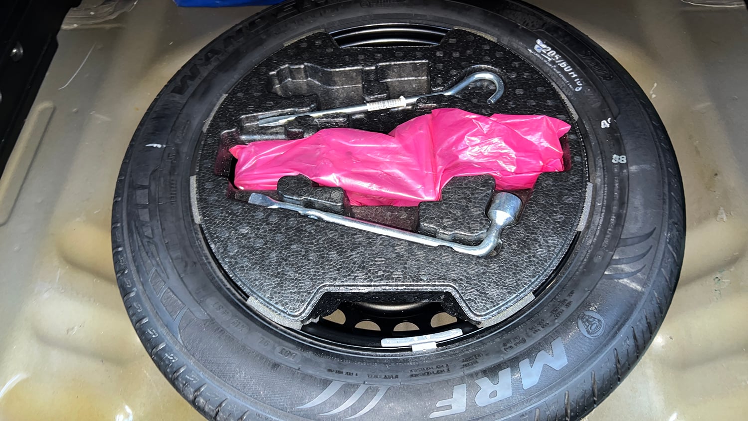 Used 2022 maruti-suzuki Vitara Brezza VXi Petrol Manual tyres SPARE TYRE VIEW