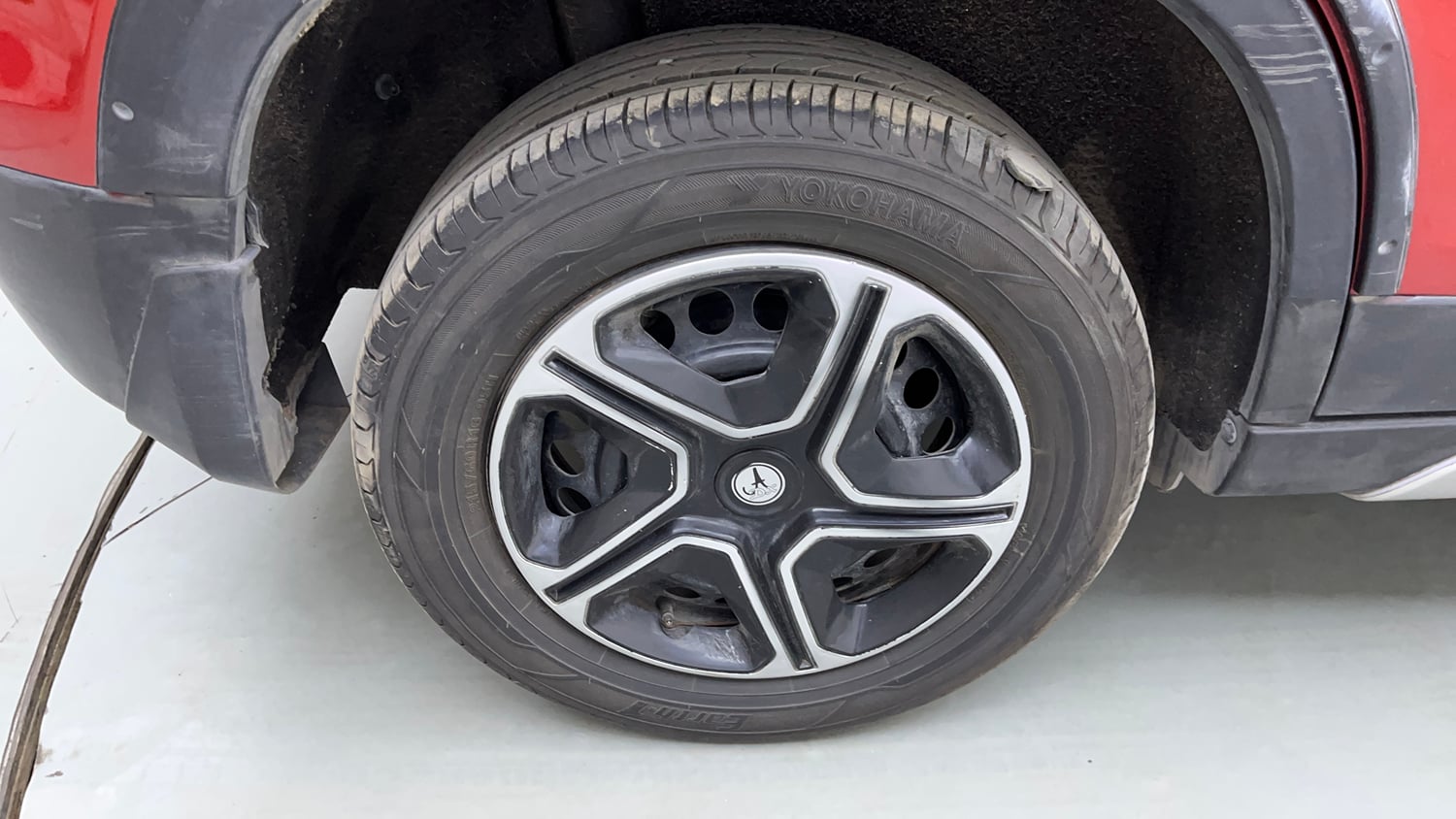 Used 2019 maruti-suzuki Vitara Brezza VDi AGS Diesel Automatic tyres RIGHT REAR TYRE RIM VIEW