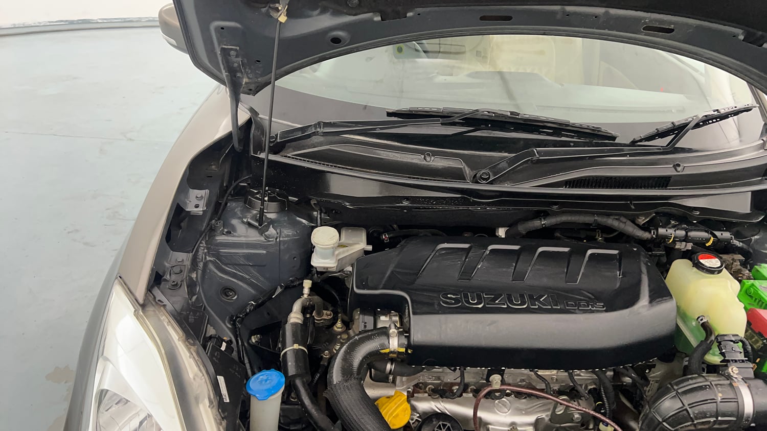 Used 2018 Maruti Suzuki Dzire VDi AMT Diesel Automatic engine ENGINE RIGHT SIDE HINGE & APRON VIEW