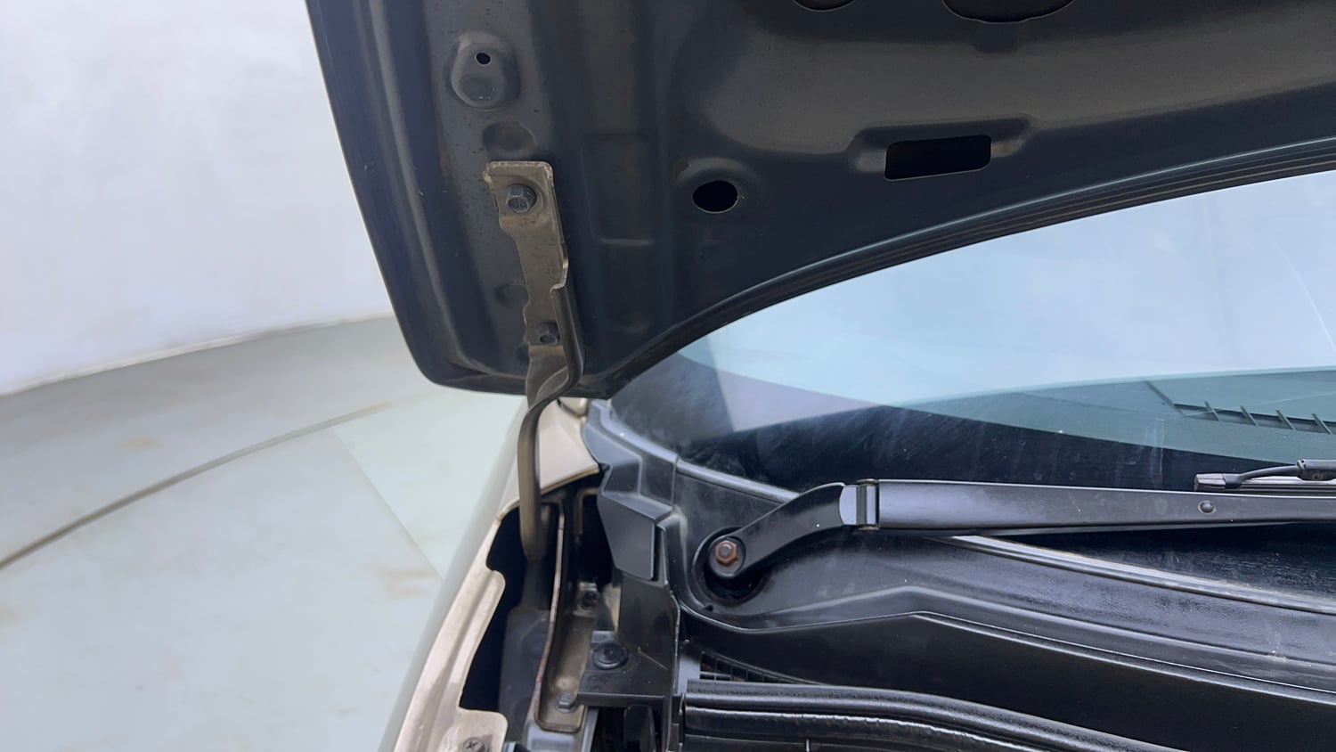 Used 2019 Maruti Suzuki Wagon R ZXi 1.2 Petrol Manual engine ENGINE RIGHT SIDE HINGE & APRON VIEW