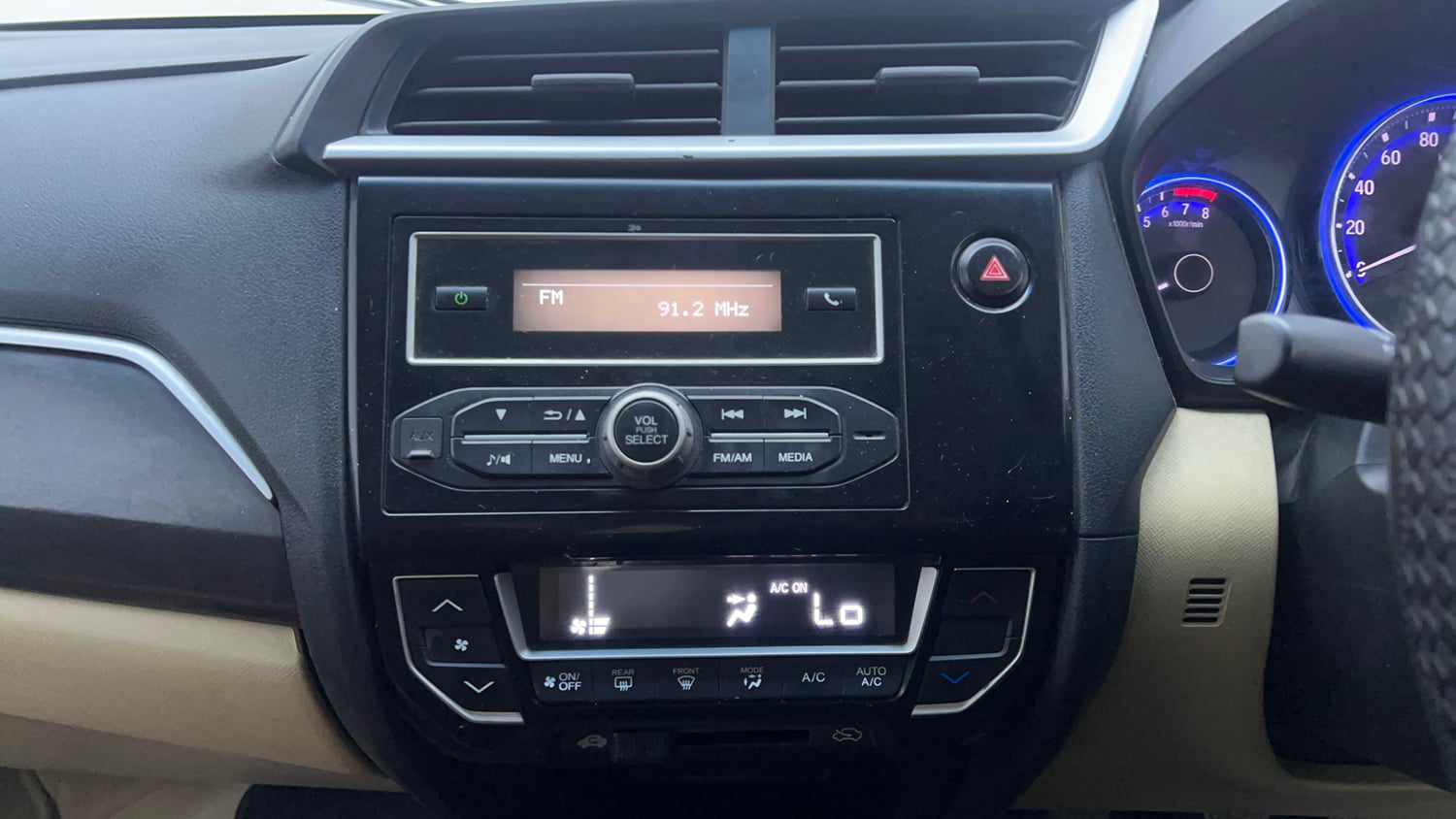 Used 2016 Honda Amaze 1.2 SX i-VTEC Petrol Manual interior MUSIC SYSTEM & AC CONTROL VIEW