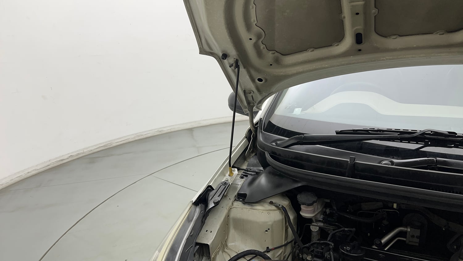 Used 2014 Hyundai Elite i20 Era 1.2 Petrol Manual engine ENGINE RIGHT SIDE HINGE & APRON VIEW