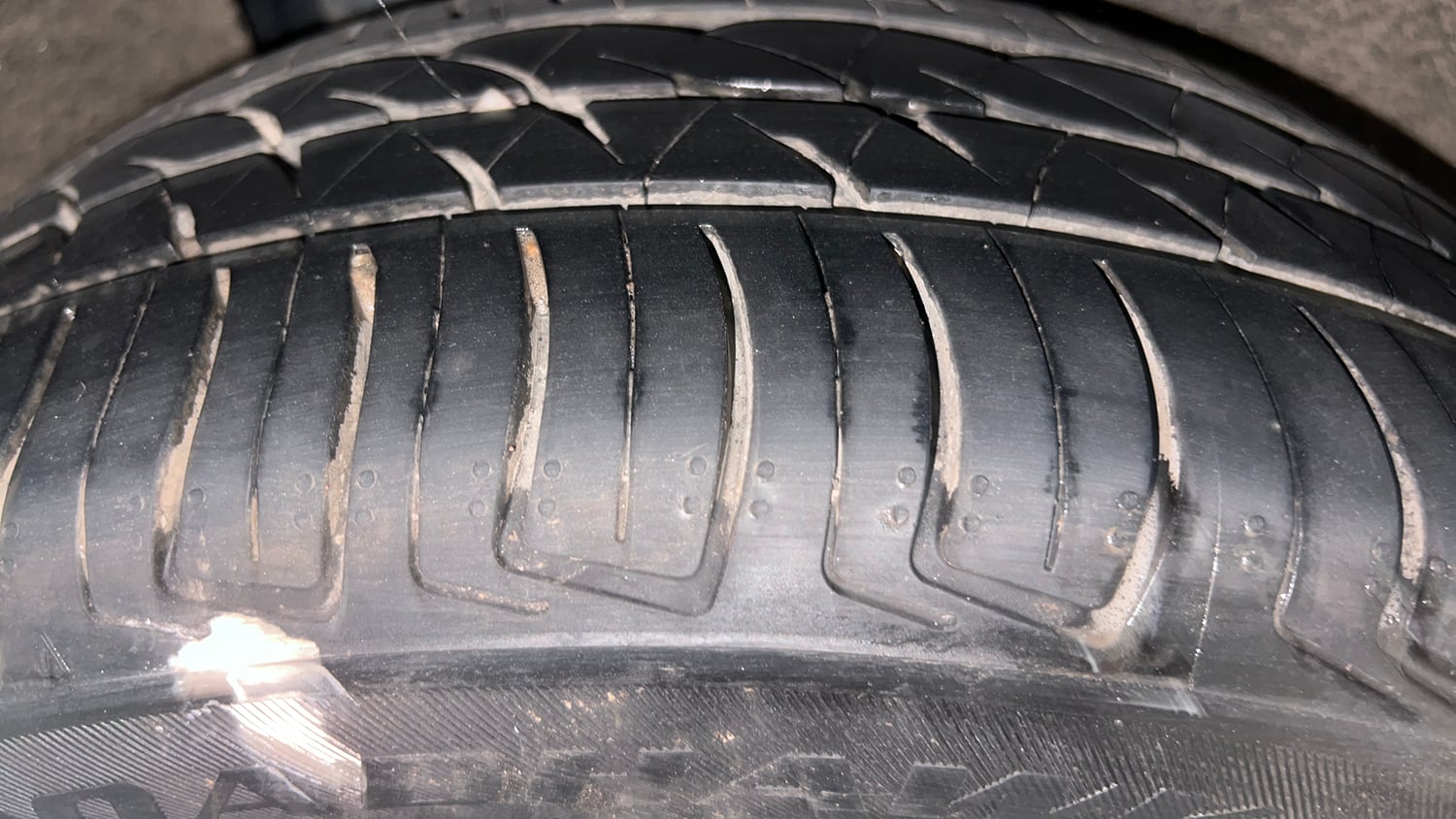 Used 2016 Maruti Suzuki Baleno Alpha 1.2 Petrol Manual tyres RIGHT REAR TYRE TREAD VIEW