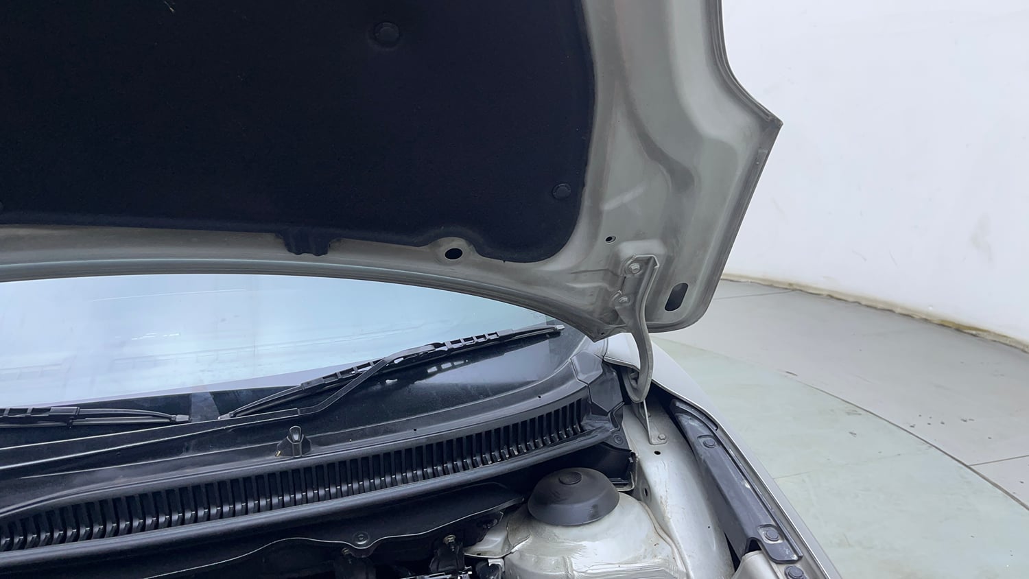 Used 2016 Maruti Suzuki Baleno Alpha 1.2 Petrol Manual engine ENGINE LEFT SIDE HINGE & APRON VIEW
