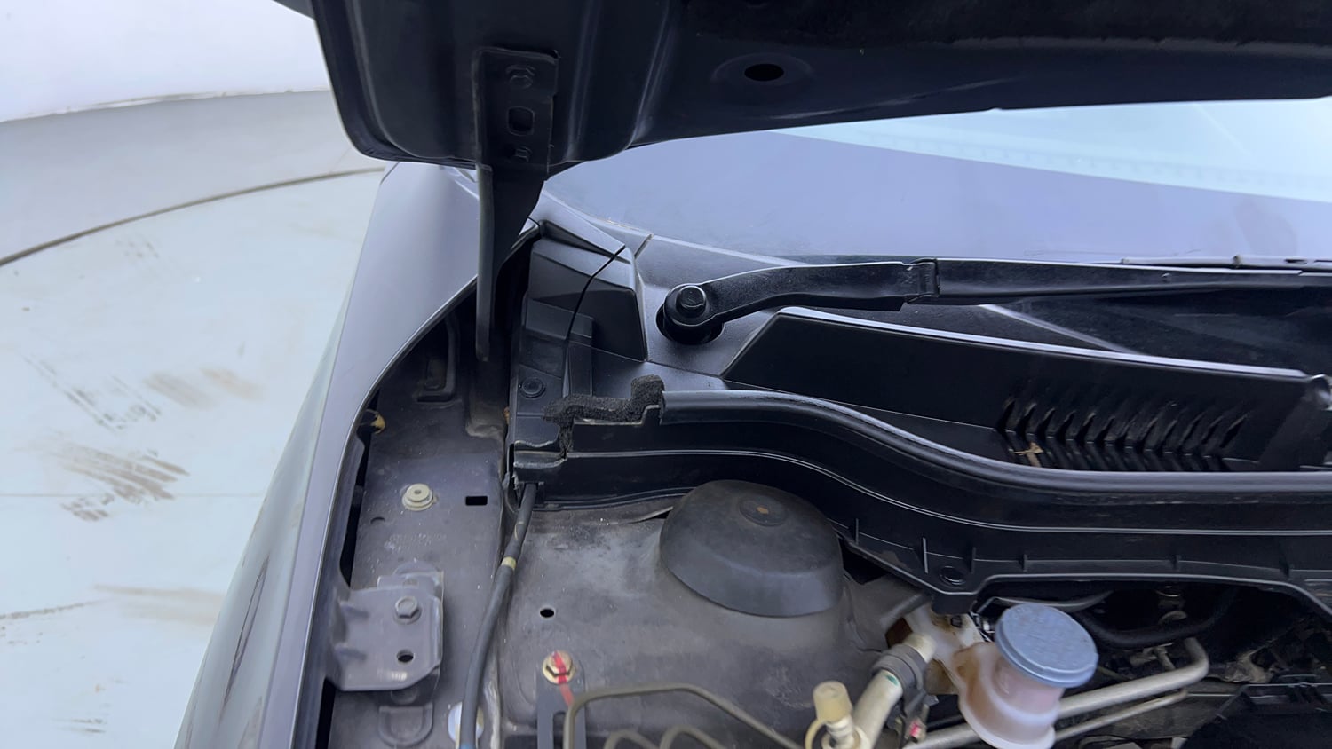 Used 2022 maruti-suzuki Vitara Brezza VXi Petrol Manual engine ENGINE RIGHT SIDE HINGE & APRON VIEW