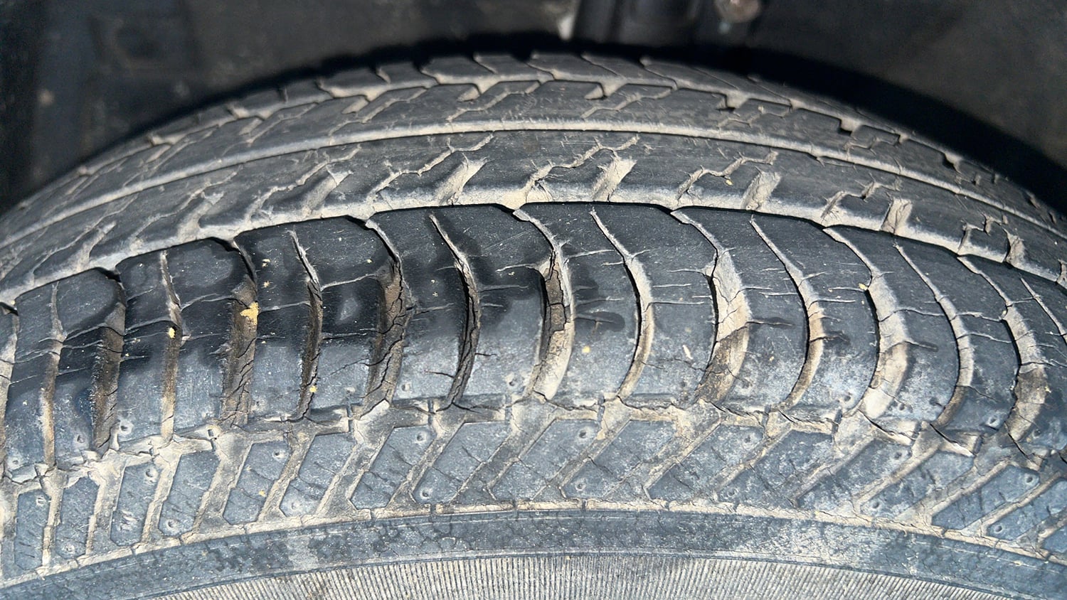 Used 2012 Maruti Suzuki Swift VXi Petrol Manual tyres LEFT FRONT TYRE TREAD VIEW
