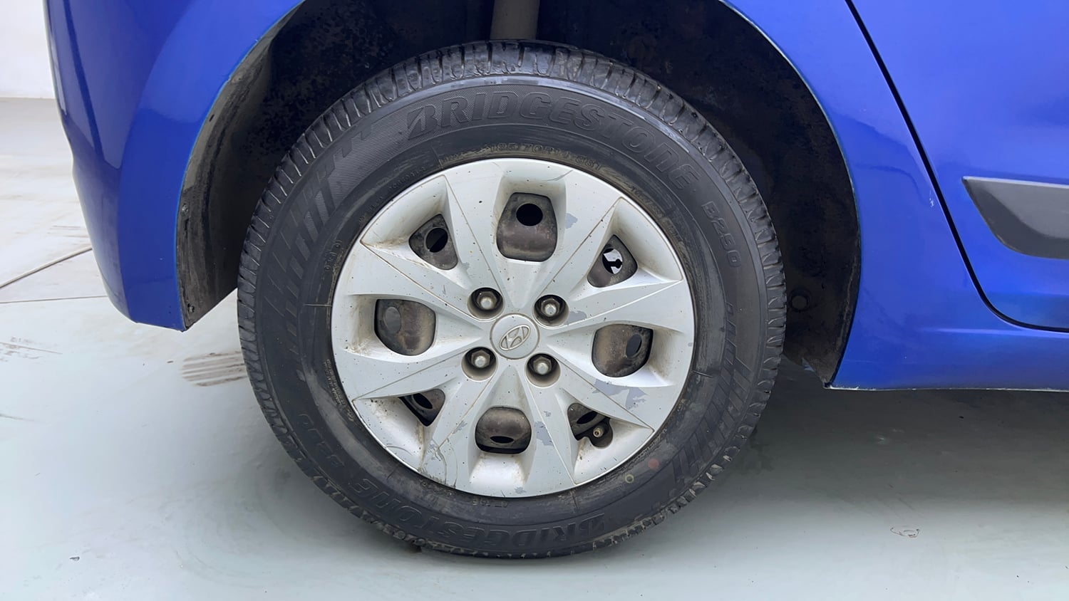 Used 2015 Hyundai Elite i20 Sportz 1.2 Petrol Manual tyres RIGHT REAR TYRE RIM VIEW