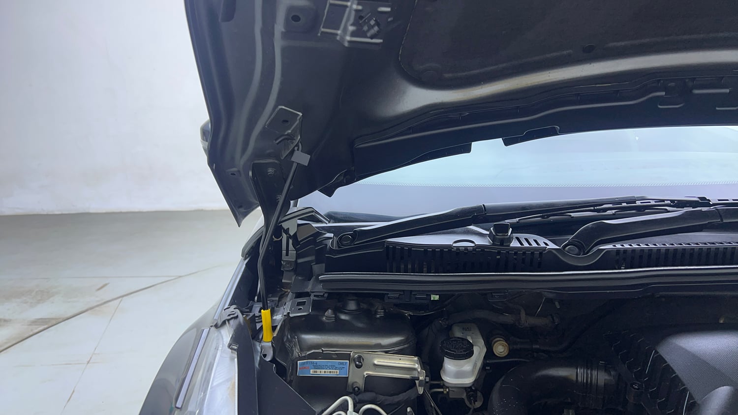 Used 2020 Tata Nexon XZ Plus (O) Petrol Manual engine ENGINE RIGHT SIDE HINGE & APRON VIEW