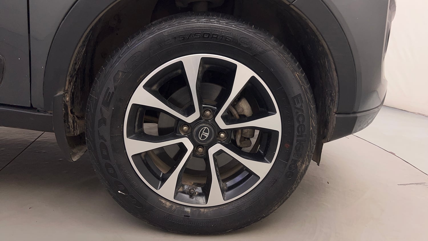 Used 2021 Tata Nexon XZA Plus Diesel Diesel Automatic tyres RIGHT FRONT TYRE RIM VIEW