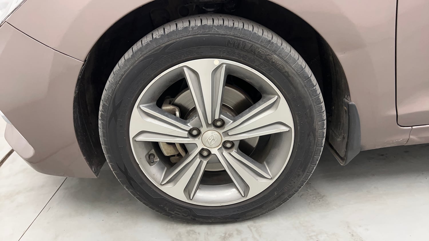 Used 2019 Hyundai Verna SX (O) 1.6 CRDi  AT Diesel Automatic tyres LEFT FRONT TYRE RIM VIEW