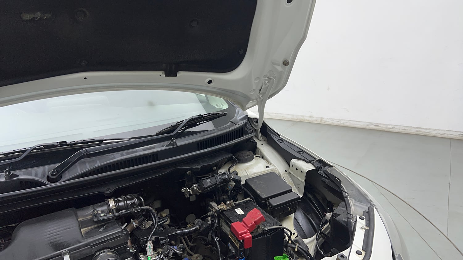 Used 2022 Maruti Suzuki Baleno Zeta Petrol Manual engine ENGINE LEFT SIDE HINGE & APRON VIEW