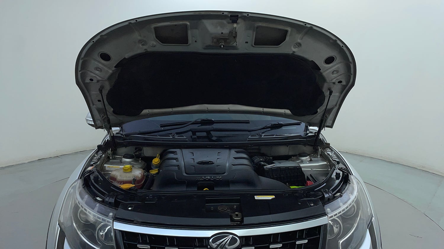 Used 2018 Mahindra XUV500 W11 AT Diesel Automatic engine ENGINE & BONNET OPEN FRONT VIEW