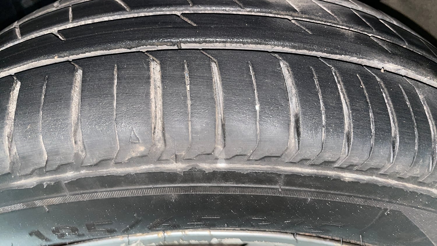 Used 2020 Renault Triber RXZ EASY-R AMT Petrol Automatic tyres LEFT FRONT TYRE TREAD VIEW