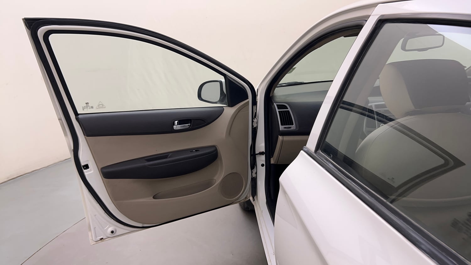 Used 2013 Hyundai i20 Asta 1.2 Petrol Manual interior LEFT FRONT DOOR OPEN VIEW