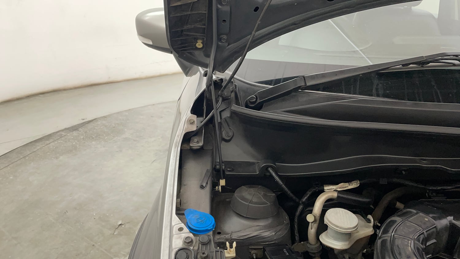 Used 2019 Maruti Suzuki Ignis Zeta 1.2 AMT Petrol Automatic engine ENGINE RIGHT SIDE HINGE & APRON VIEW