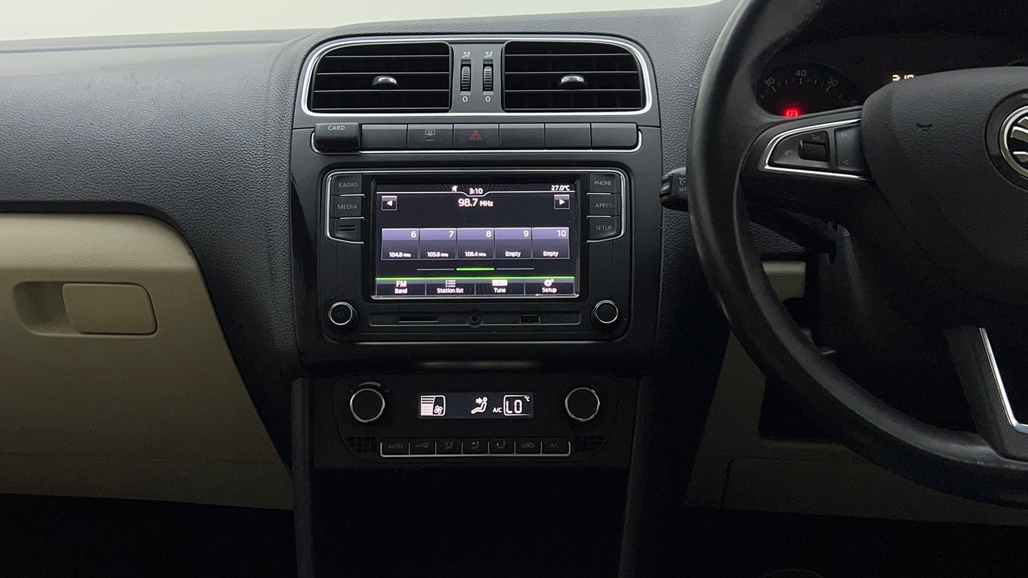 Used 2018 Skoda Rapid Style 1.6 MPI Petrol Manual interior MUSIC SYSTEM & AC CONTROL VIEW