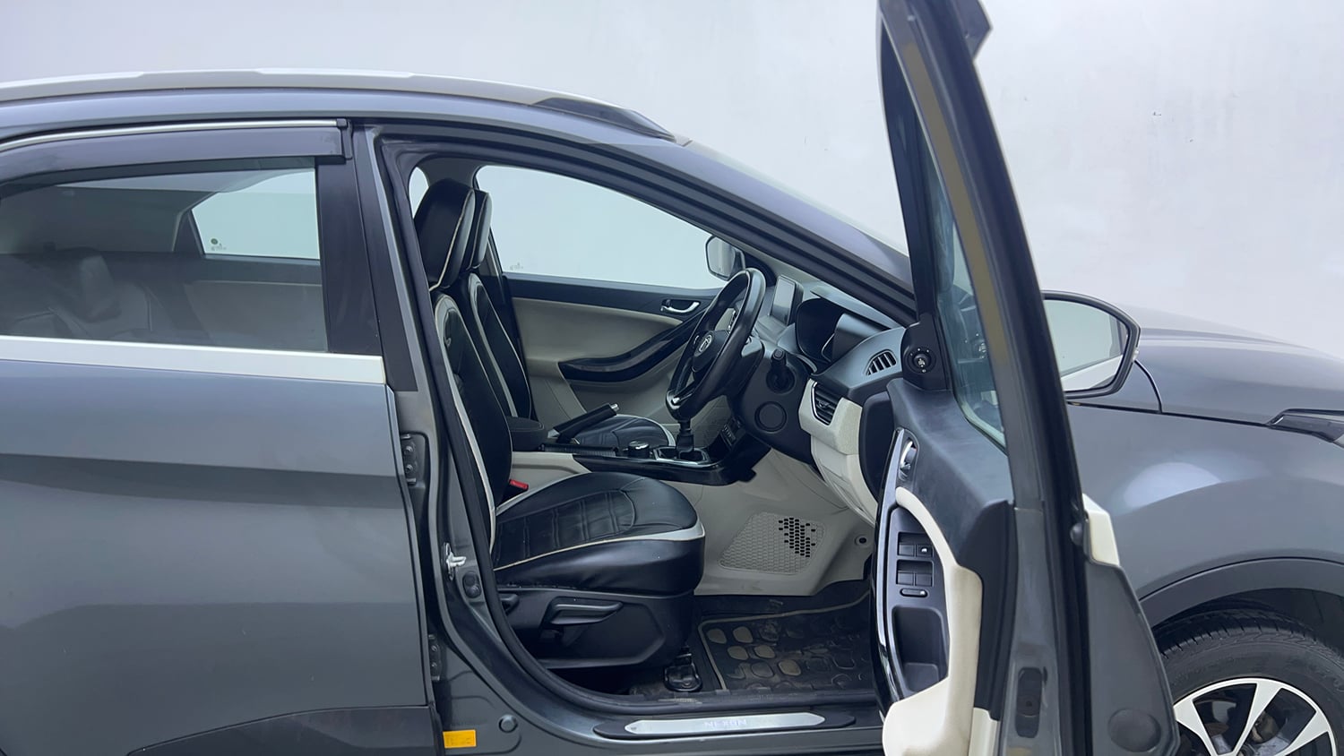 Used 2020 Tata Nexon XZ Plus (O) Petrol Manual interior RIGHT SIDE FRONT DOOR CABIN VIEW
