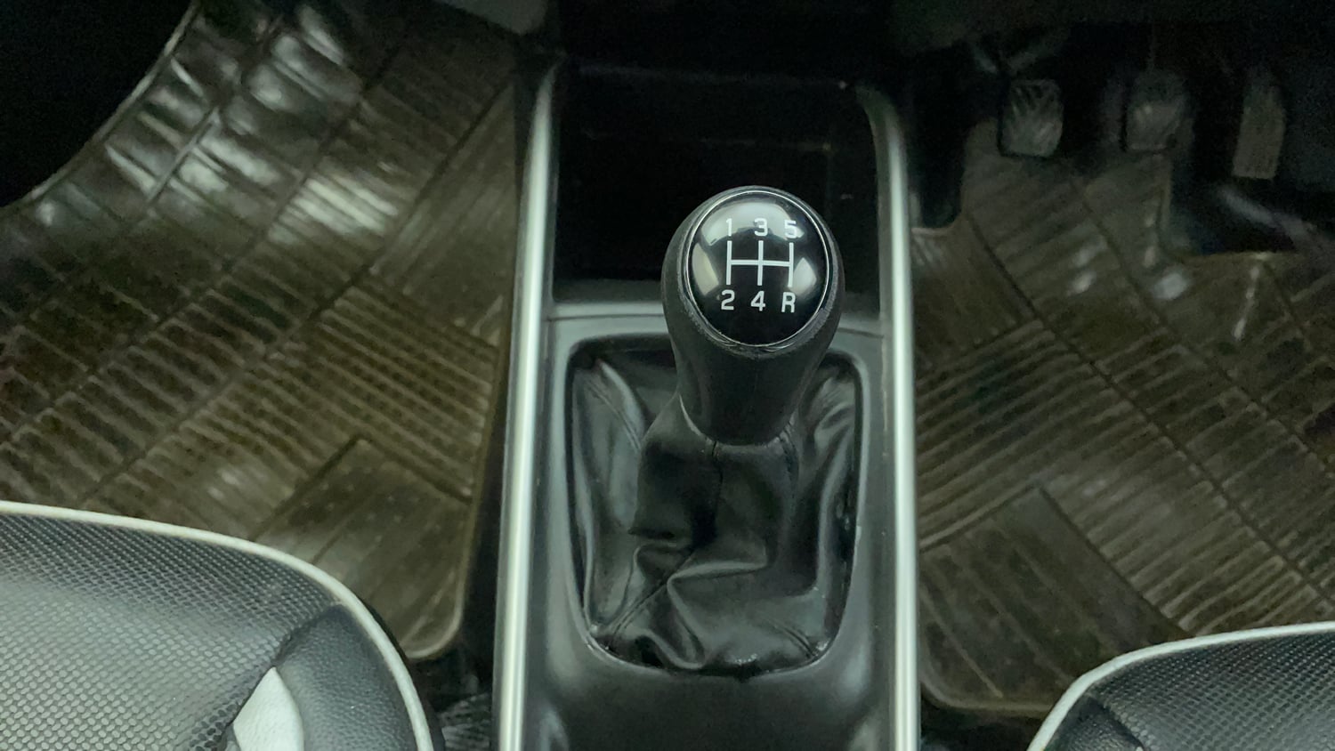 Used 2017 Maruti Suzuki Baleno Delta 1.2 Petrol Manual interior GEAR  KNOB VIEW