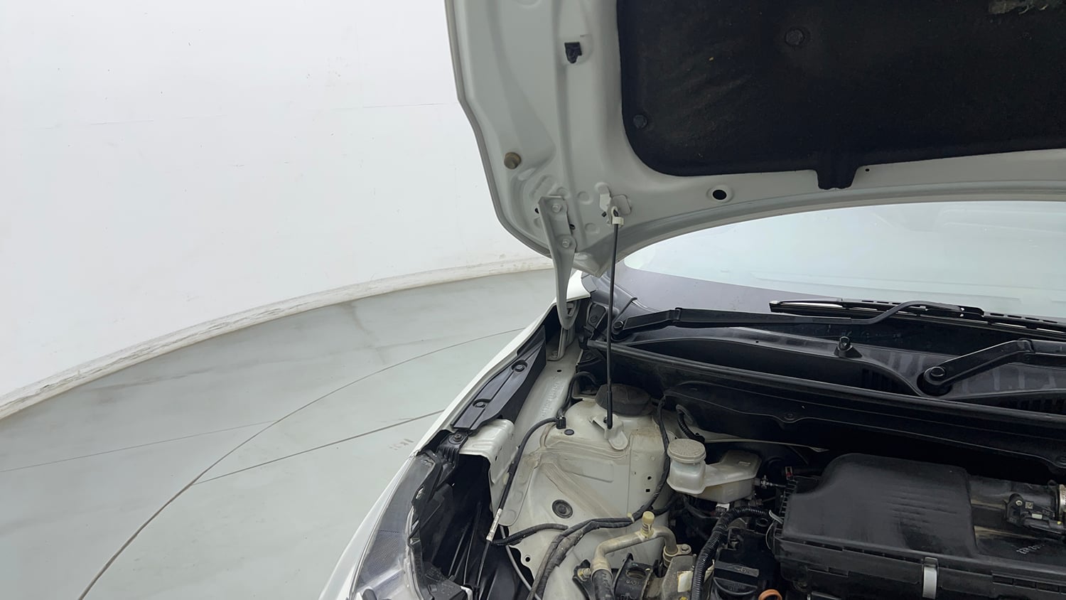 Used 2022 Maruti Suzuki Baleno Zeta Petrol Manual engine ENGINE RIGHT SIDE HINGE & APRON VIEW