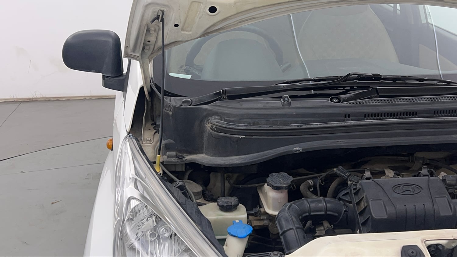 Used 2019 Hyundai Eon Magna + Petrol Manual engine ENGINE RIGHT SIDE HINGE & APRON VIEW