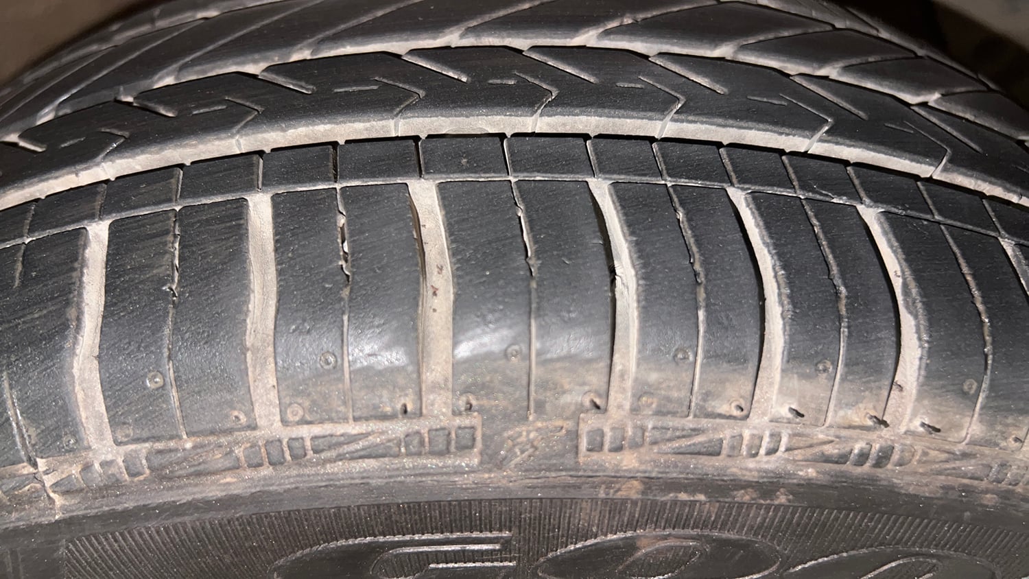 Used 2013 Hyundai Grand i10 Sportz 1.2 Kappa VTVT Petrol Manual tyres RIGHT FRONT TYRE TREAD VIEW