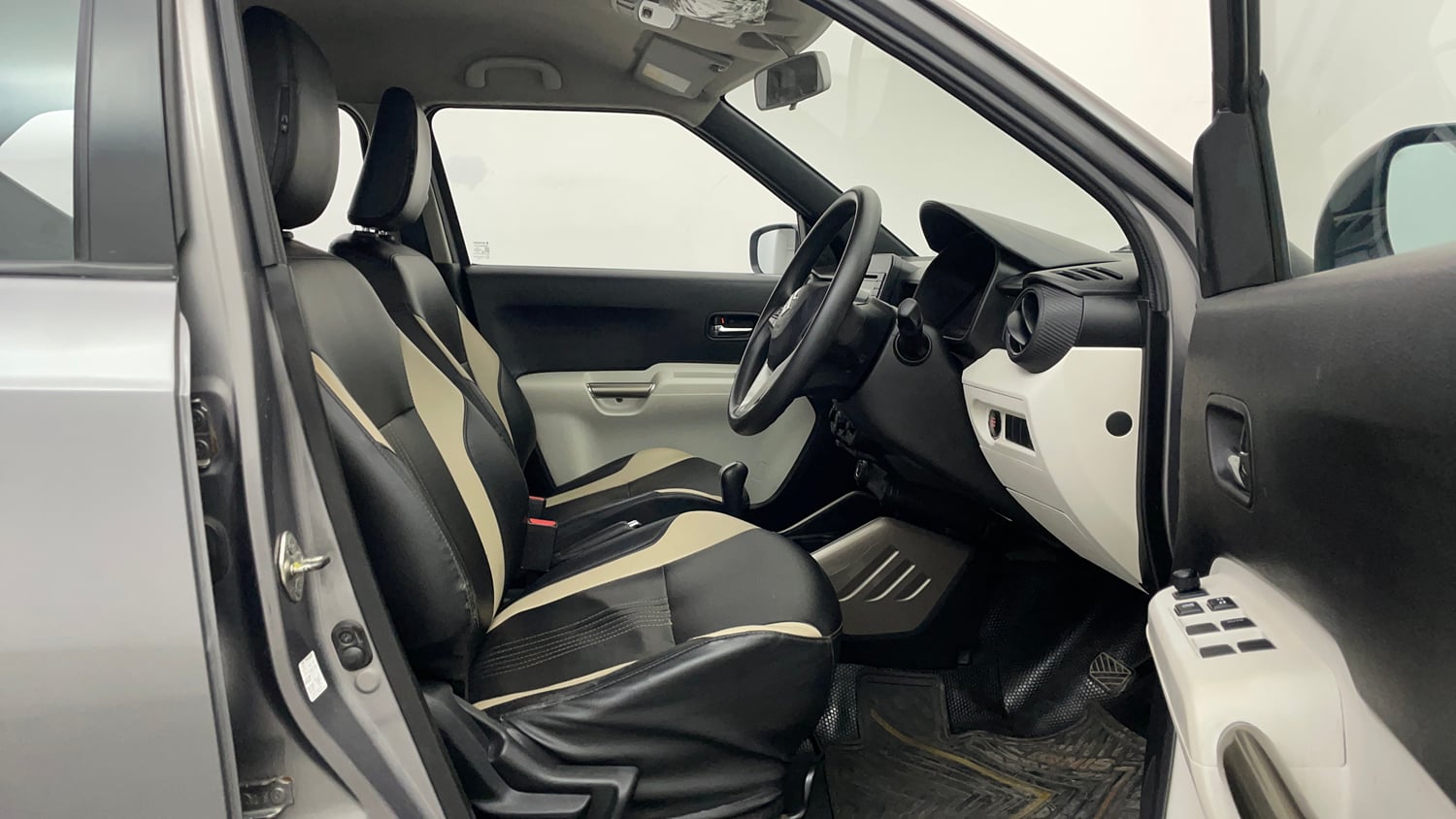 Used 2019 Maruti Suzuki Ignis Zeta 1.2 AMT Petrol Automatic interior RIGHT SIDE FRONT DOOR CABIN VIEW
