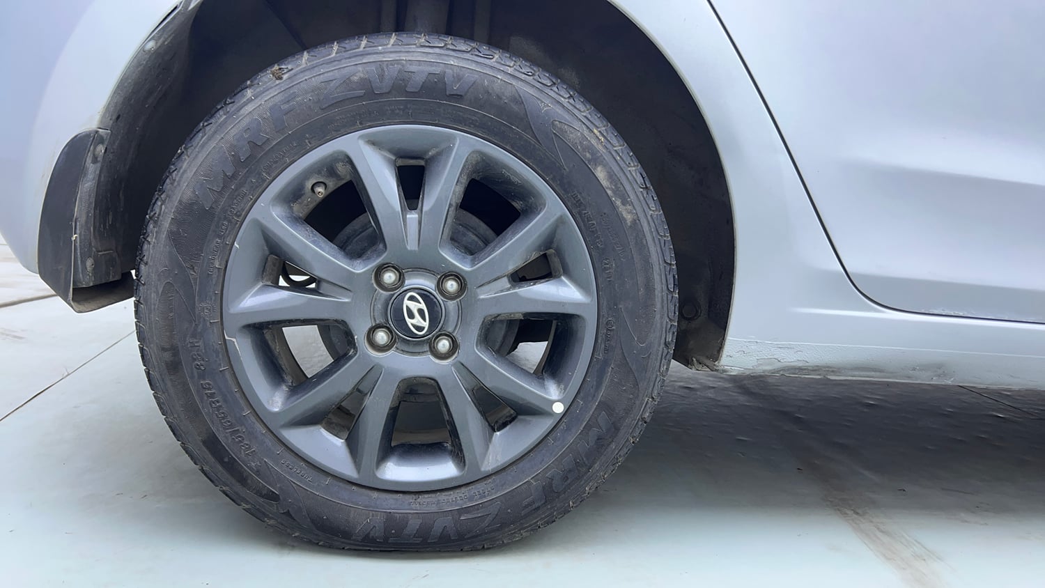 Used 2018 Hyundai Elite i20 Asta 1.2 Petrol Manual tyres RIGHT REAR TYRE RIM VIEW