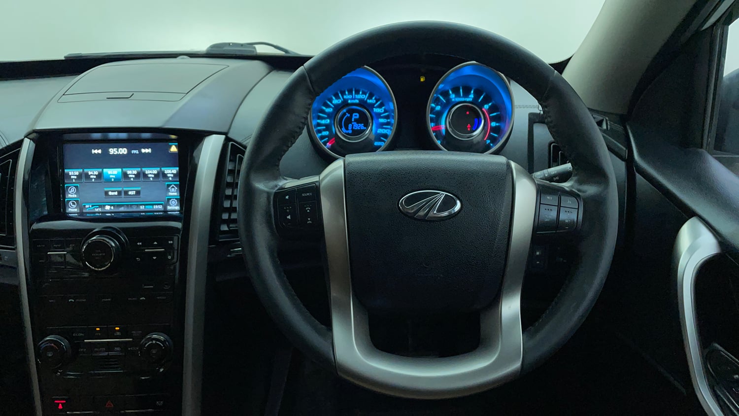 Used 2018 Mahindra XUV500 W11 AT Diesel Automatic interior STEERING VIEW