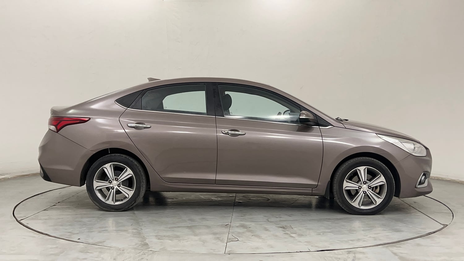 Used 2019 Hyundai Verna SX (O) 1.6 CRDi  AT Diesel Automatic exterior RIGHT SIDE VIEW
