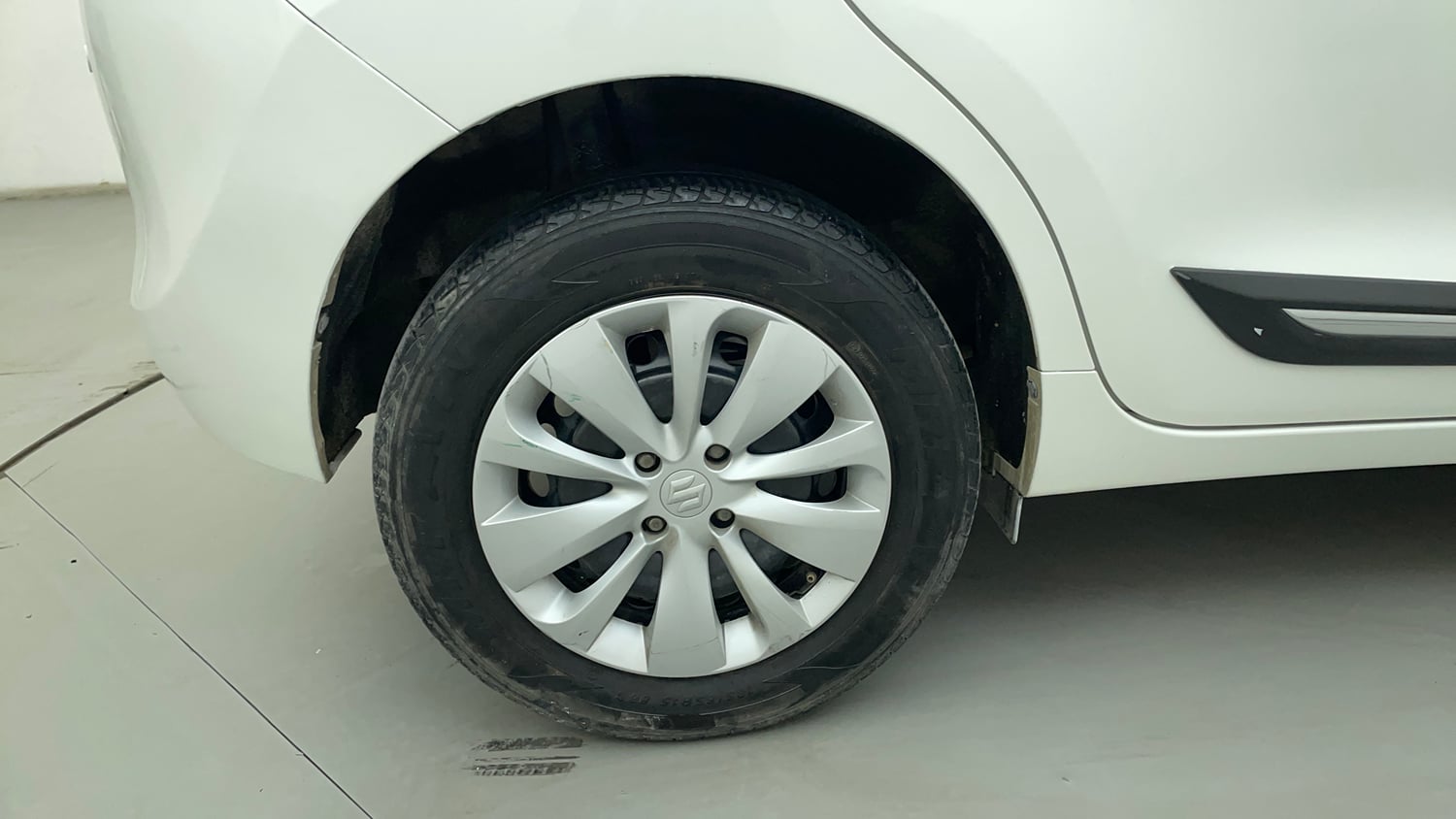 Used 2017 Maruti Suzuki Baleno Delta 1.2 Petrol Manual tyres RIGHT REAR TYRE RIM VIEW