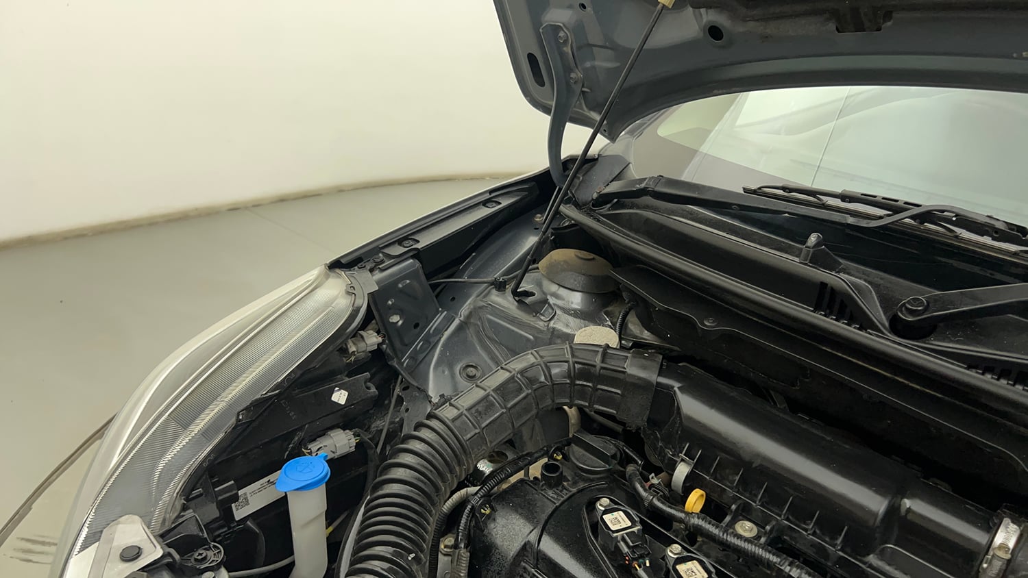 Used 2021 Maruti Suzuki Baleno Delta Petrol Manual engine ENGINE RIGHT SIDE HINGE & APRON VIEW
