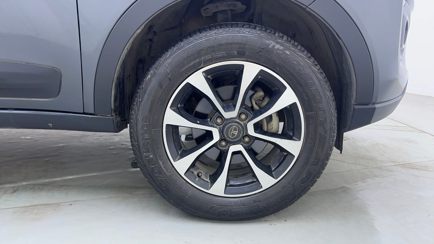 Used 2020 Tata Nexon XZ Plus (O) Petrol Manual tyres RIGHT FRONT TYRE RIM VIEW