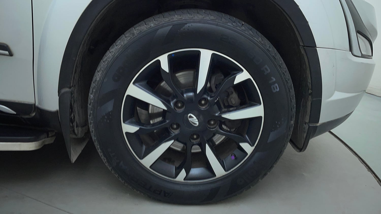 Used 2018 Mahindra XUV500 W11 AT Diesel Automatic tyres RIGHT FRONT TYRE RIM VIEW