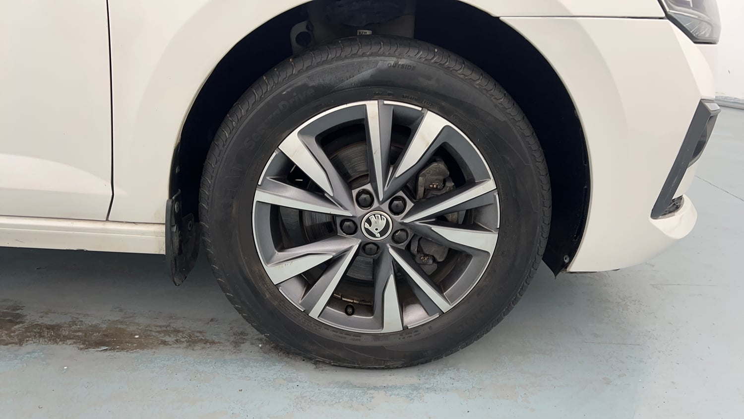 Used 2022 Skoda Slavia Style 1.0L TSI MT Petrol Manual tyres RIGHT FRONT TYRE RIM VIEW