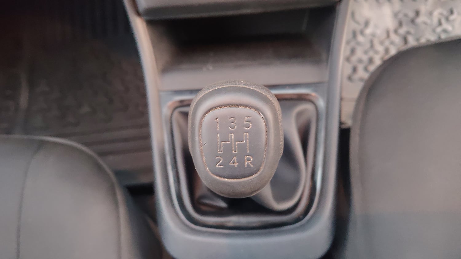 Used 2022 Tata Punch Pure MT Petrol Manual interior GEAR  KNOB VIEW