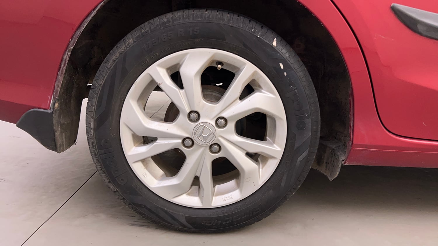 Used 2020 Honda Amaze 1.2 V CVT Petrol Petrol Automatic tyres RIGHT REAR TYRE RIM VIEW