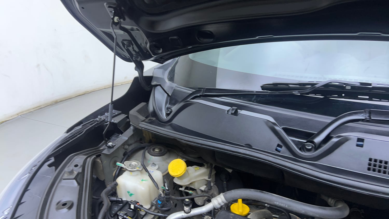 Used 2024 Nissan Magnite XE AMT Petrol Automatic engine ENGINE RIGHT SIDE HINGE & APRON VIEW