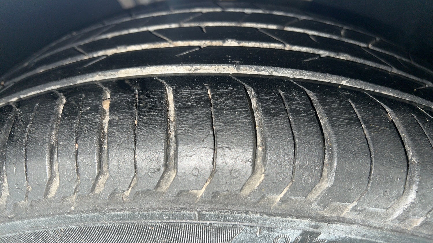 Used 2022 Skoda Slavia Style 1.0L TSI MT Petrol Manual tyres RIGHT FRONT TYRE TREAD VIEW