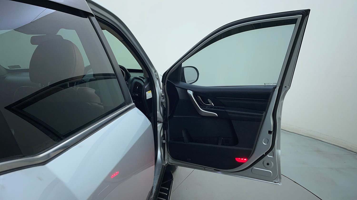 Used 2018 Mahindra XUV500 W11 AT Diesel Automatic interior RIGHT FRONT DOOR OPEN VIEW