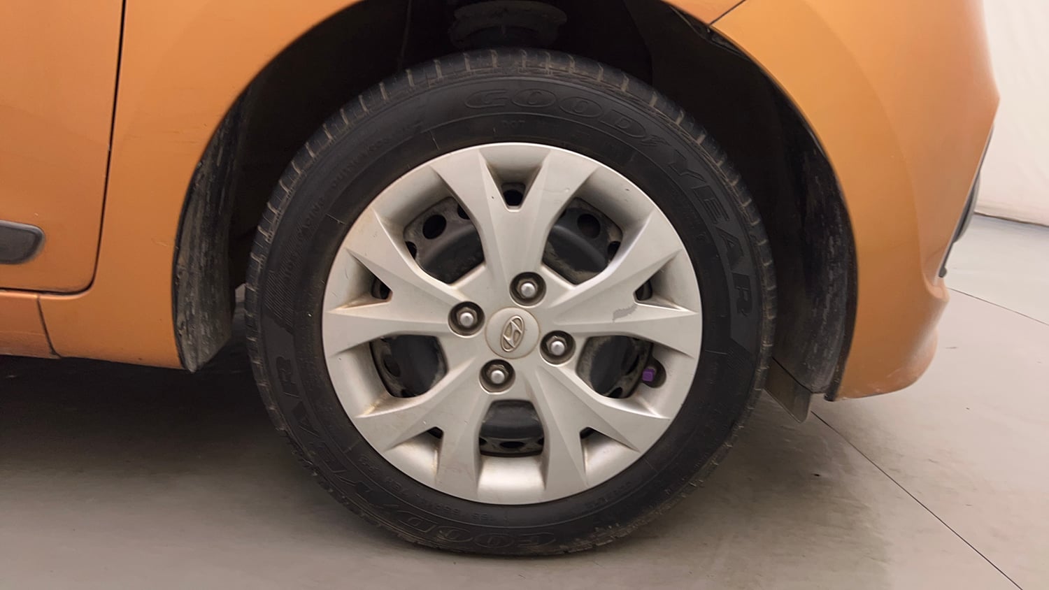 Used 2013 Hyundai Grand i10 Sportz 1.2 Kappa VTVT Petrol Manual tyres RIGHT FRONT TYRE RIM VIEW