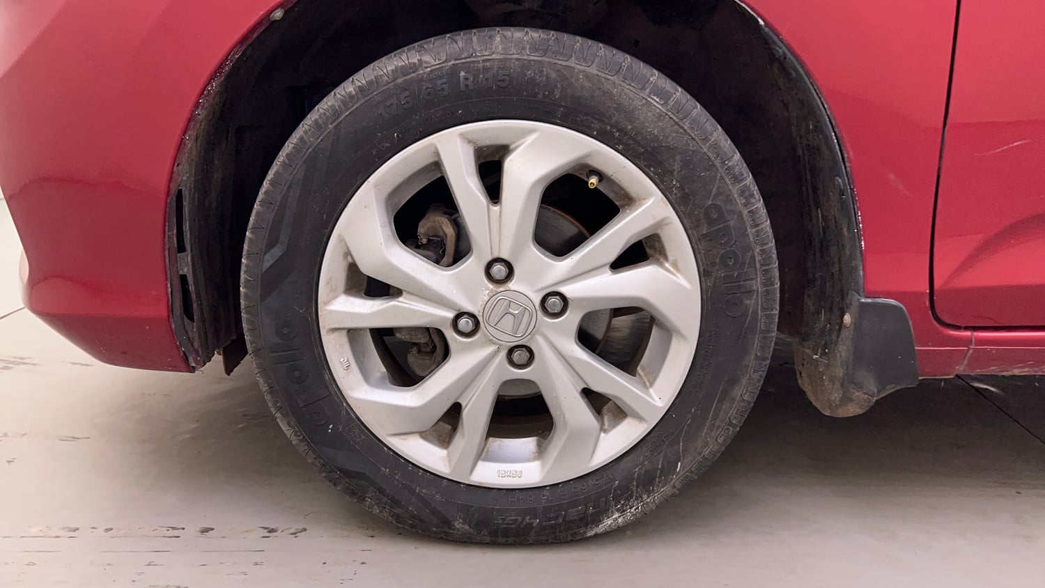 Used 2020 Honda Amaze 1.2 V CVT Petrol Petrol Automatic tyres LEFT FRONT TYRE RIM VIEW
