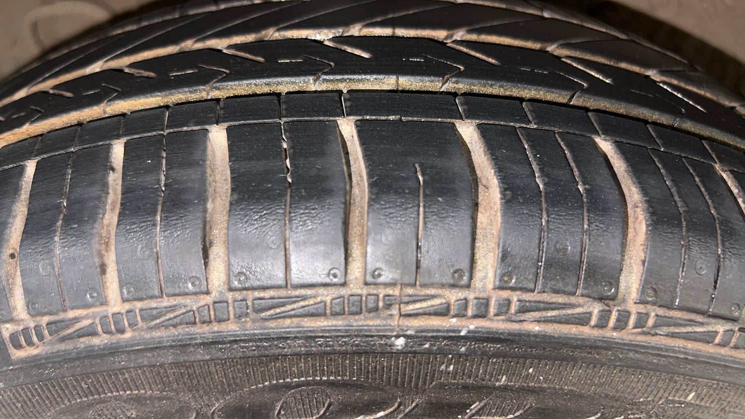 Used 2013 Hyundai Grand i10 Sportz 1.2 Kappa VTVT Petrol Manual tyres RIGHT REAR TYRE TREAD VIEW
