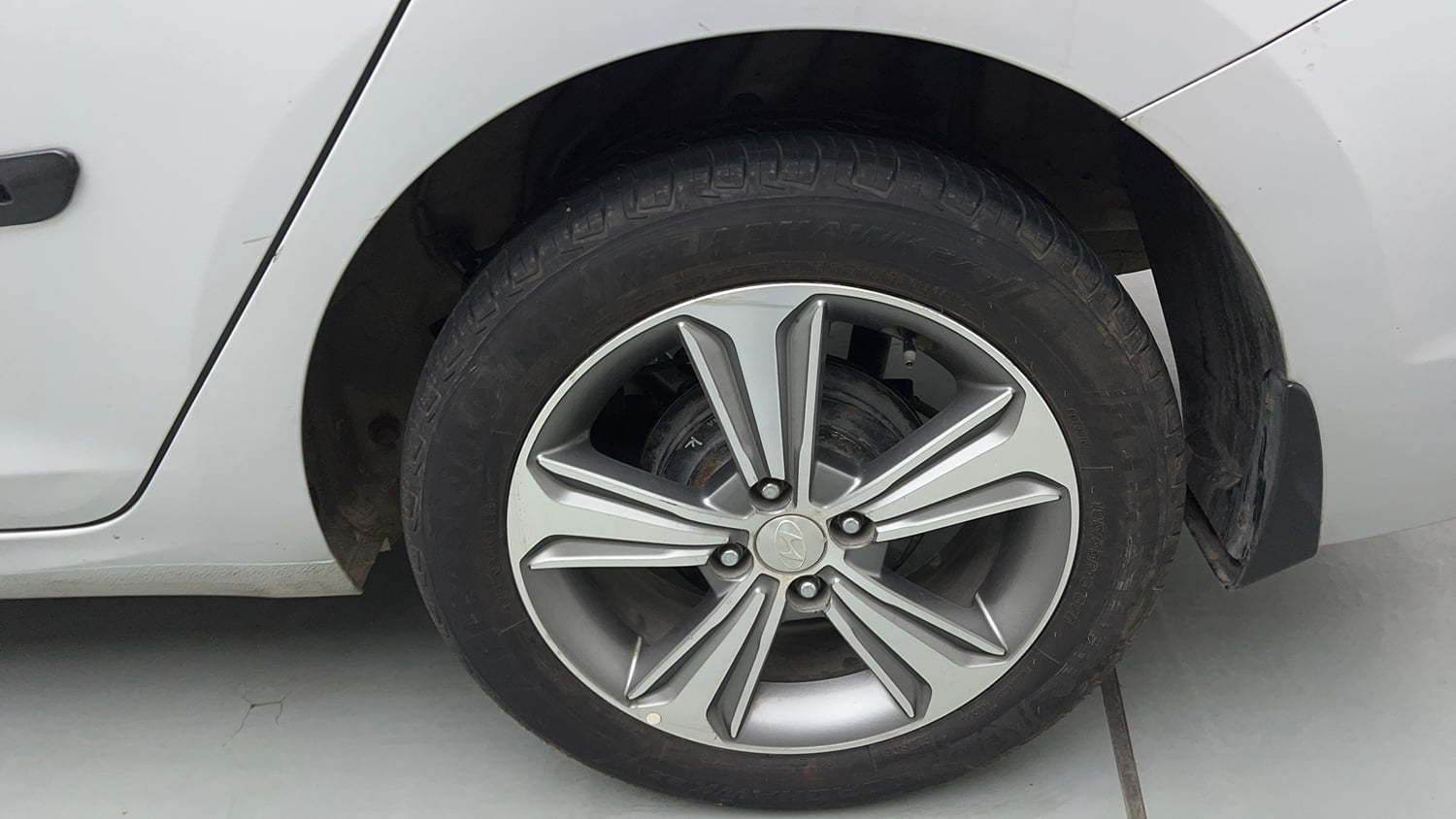 Used 2018 Hyundai Verna SX 1.6 VTVT Petrol Manual tyres LEFT REAR TYRE RIM VIEW