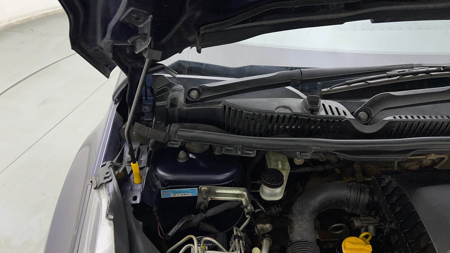 Used 2022 Tata Nexon XZ Plus (HS) Petrol Manual engine ENGINE RIGHT SIDE HINGE & APRON VIEW