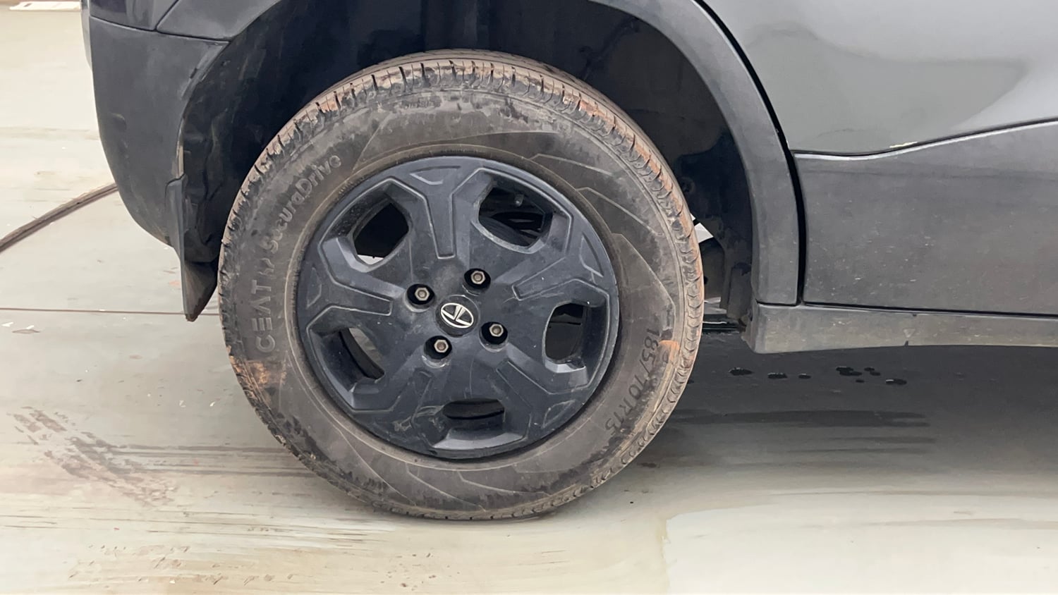 Used 2023 Tata Punch Accomplished MT Petrol Manual tyres RIGHT REAR TYRE RIM VIEW