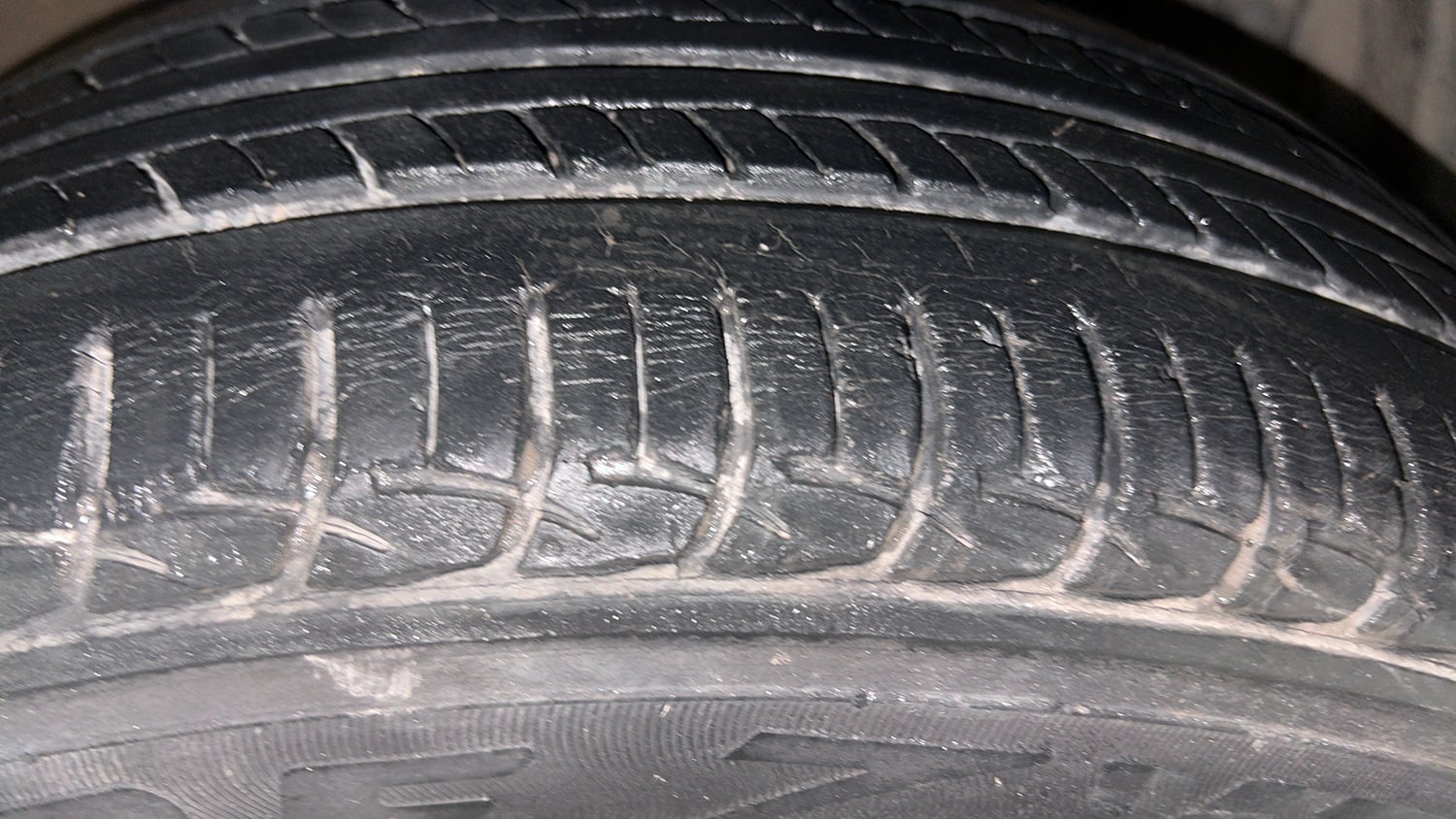 Used 2017 Maruti Suzuki Ertiga VXI Petrol Manual tyres RIGHT FRONT TYRE TREAD VIEW