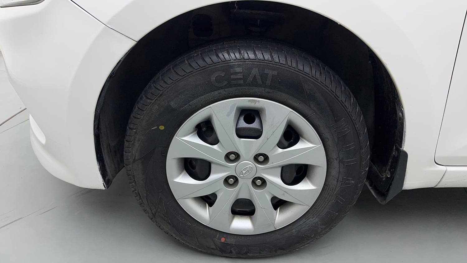 Used 2014 Hyundai Elite i20 Era 1.2 Petrol Manual tyres LEFT FRONT TYRE RIM VIEW