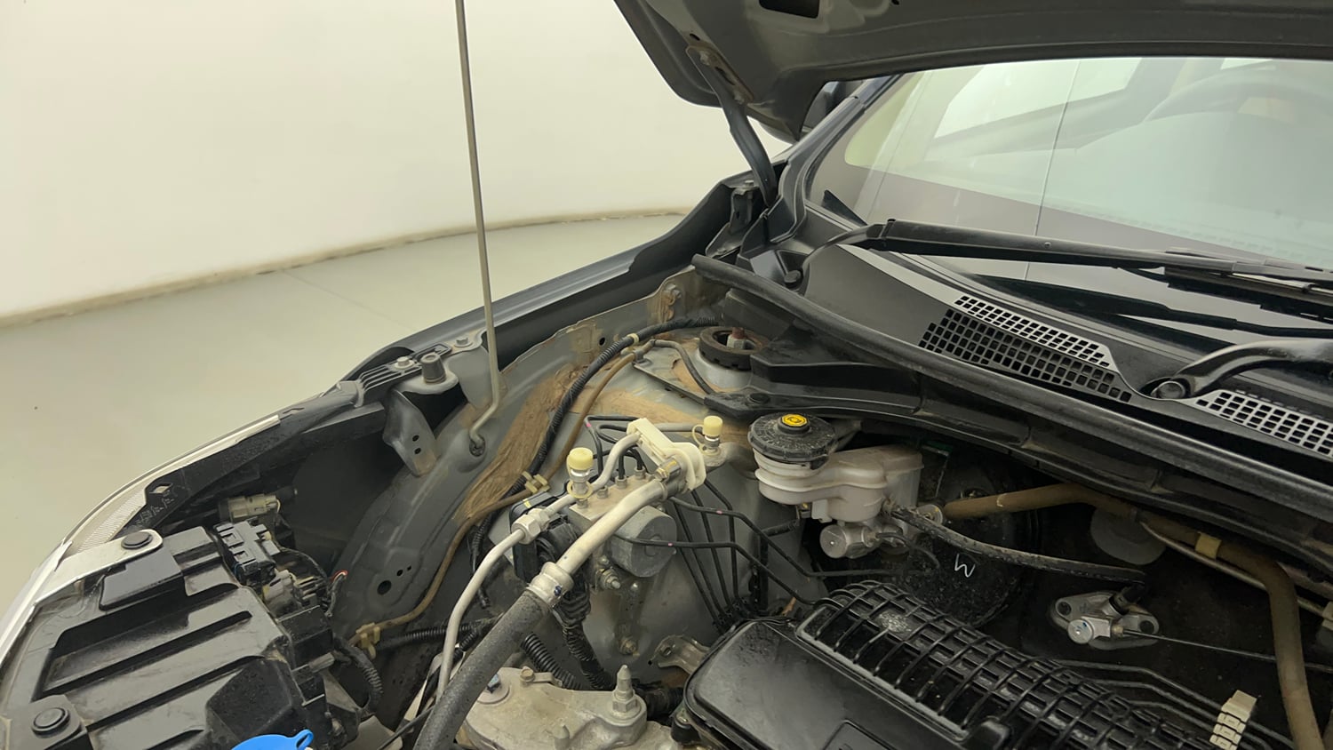 Used 2023 Honda Amaze VX MT 1.2 Petrol Petrol Manual engine ENGINE RIGHT SIDE HINGE & APRON VIEW